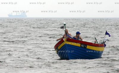 Rybacy z Mechelinek zastawiaja sieci przy ruinach starej...