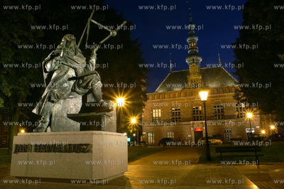 Gdansk noca. Nz. Pomnik Jana Heweliusza na tle Ratusza...