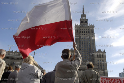 Wiec prorzadowy PIS pod Palacem Kultury w Warszawie....