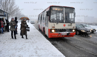 Zimowy obrazek z Gdanska. Morena, na przystanku autobusowym....