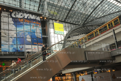Wielka reklama Gdyni w centralnej hali na dworcu glownym...