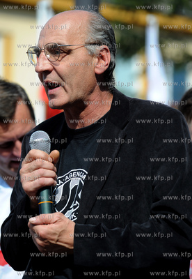 Gdynia. Pikieta pod brama do Stoczni Gdynskiej nawolujaca...