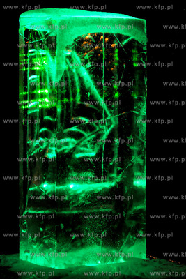 II Festiwal Rzezb Lodowych w Gdyni. Nz. Rzezby iluminowane...