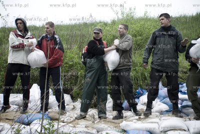 Tyniec. Umacnianie przeciekajacych walow przeciwpowodziowych...