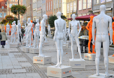 200 naturalnej wielkosci manekinow symbolizujacych...