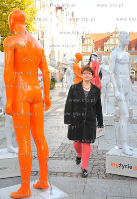 200 naturalnej wielkosci manekinow symbolizujacych...