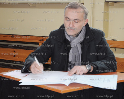 Prezydent Gdyni Wojciech Szczurek wraz z rodzina glosowal...