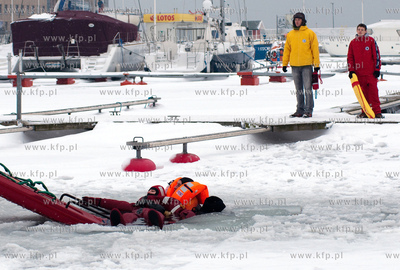 Gdynia, Marina. Zajecia z autoratownictwa na lodzie...