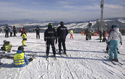 Policjanci na nartach patrolują stoki w Bialce Tatrzanskiej.
31.01.2014...