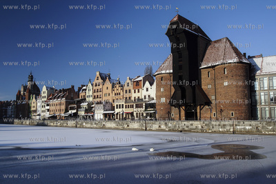 Gdańsk. Długie Pobrzeże i zabytkowy Żuraw nad zamarzniętą...