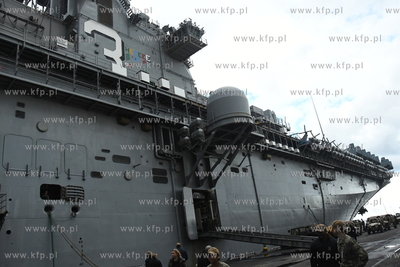 Amerykański okręt desantowy USS Kearsarge wpłynął...