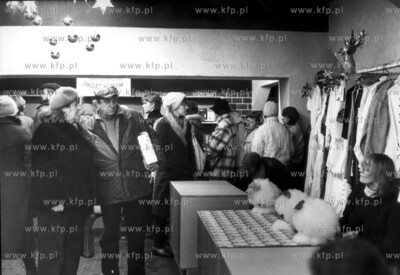 Kiermasz swieteczny w hali Olivii w Gdansku. 12.1986...