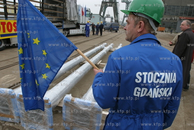 Maszty na ktorych zawisna flagi nowych czlonkow Unii...