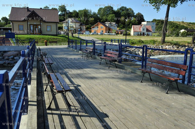 Swarzewo nad Zatoka Pucka. Male molo z zacumowanymi...