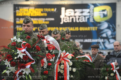 Uroczytosci Swieta Niepodleglosci pod pomnikiem Marszalka...
