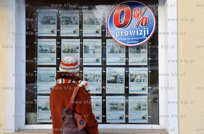 Gdansk. Ul. Podwale Staromiejskie. Witryna posrednika...