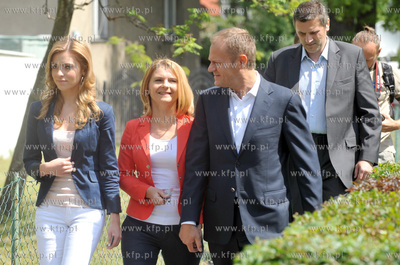 Wybory prezydenckie 2010. Premier Donlad Tusk wraz...
