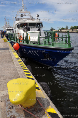 Uroczystosc nadania imienia i podniesienia bandery...