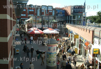 Pasaz handlowy "City-Forum" w Gdansku. Po lewej, na...