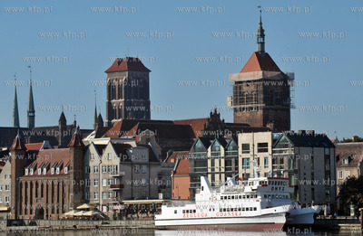 Gdansk. Rybackie Pobrzeze i Targ Rybny. W oddali remontowany...