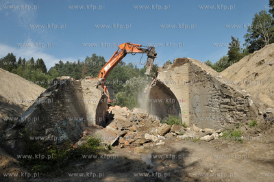 Wyburzanie ostatniego starego wiaduktu dawnej trasy...