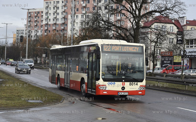 Gdańsk. Autobus linii 122 na al. Grunwaldzkiej, na...