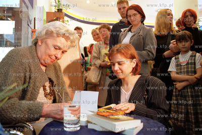 Joanna Chmielewska podpisuje swoje ksiazki w ksiegarni...