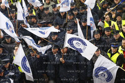 Gdansk. Pikieta przed Urzedem Wojewodzkim sluzb mundurowych...