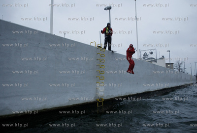 Marynarze, przygotowujacy sie do pracy na morzu przechodza...