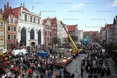 Gdansk. Dlugi Targ. Powrot posągu rzymskiego boga...