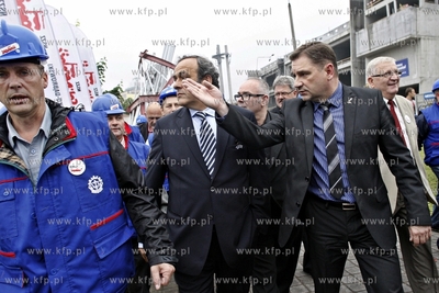 Delegaci UEFA z prezydentem Michaelem Platinim byli...