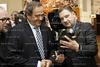 Delegaci UEFA z prezydentem Michaelem Platinim byli...