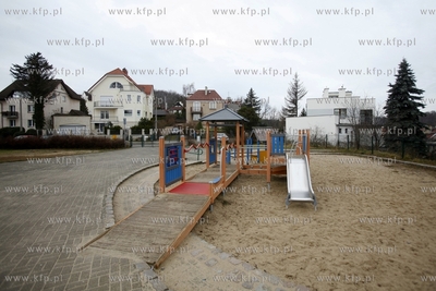 Plac zabaw przy ul.Okreznej w Sopocie.
30.12.2013
fot....