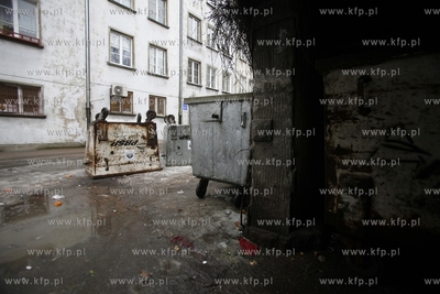 Wiata smietnikowa na podworku przy Ogarnej w Gdansku.
11.02.2014
fot....