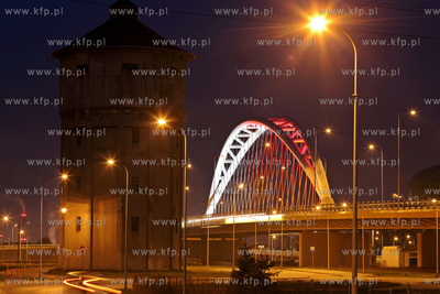 Podswietlony na bialo-czerwono wiadukt w Gdansku Letnicy.
30.04.2014
fot....