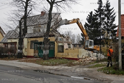 Wyburzanie domow przy ul.Uczniowskiej 23 i 27 w Gdansku...
