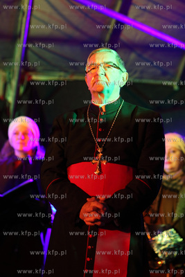 Coroczna Wigilia Gdanszczan  na Dlugim Targu. Nz. abp....