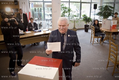 Wybory prezydenckie 2015. Lech Wałęsa głosuje w...
