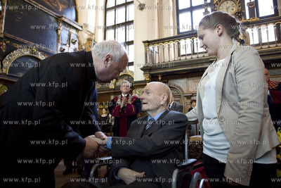 Dwor Artusa. Uroczysta sesja Rady Miasta Gdanska. Wreczenie...