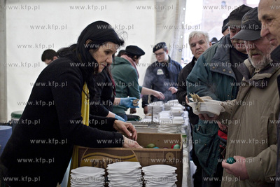 Gdańsk. Targ Węglowy. Sniadanie wielkanocne dla samotnych...