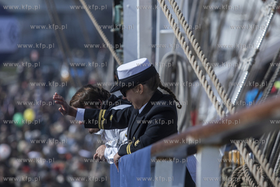 Powrót do portu w Gdyni żaglowca Dar Młodzieży...