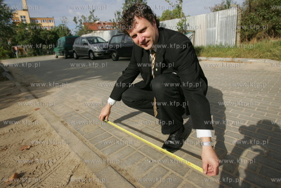 Prezydent Sopotu Jacek Karnowski mierzy dlugosc ul....