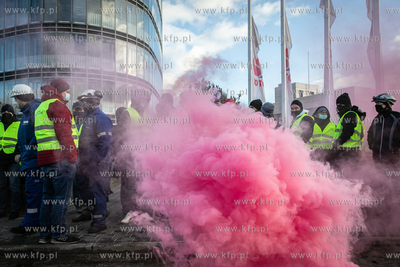 Pikieta pracowników Grupy Lotos pod biurowcem rafinerii,...