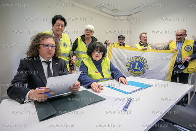 Przekazanie łóżek na wyposażenie zbiorowego punktu...