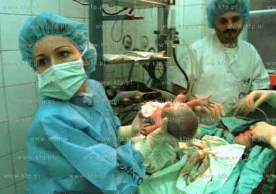 Jeden gdanskich czworaczkow po porodzie, na rekach...