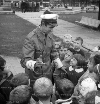 Milicjant uczy dzieci zasad poruszania się po ulicy...