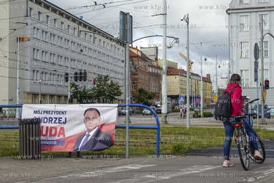 Gdańsk. Skrzyżowanie Nowych Ogrodów i 3 Maja. Plakaty...