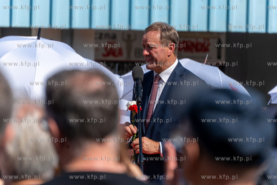 Gdańsk. Plac Solidarności. Symboliczne otwarcie bramy...