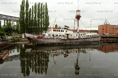 Stocznia Gdanska w niedziele. n/z dzienny statek pasazerski...