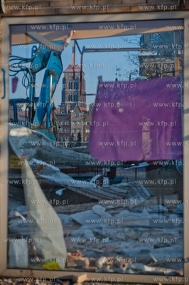 Gdansk. Rozbiorka budynku przy Targu Rakowym w ktorym...